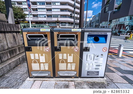日本の東京都市景観　表参道エリアにお目見えしたスマートゴミ箱や街並みなどを望む 82865332
