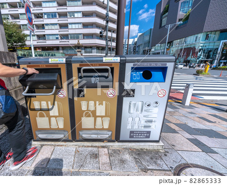日本の東京都市景観　表参道エリアにお目見えしたスマートゴミ箱や街並みなどを望む 82865333