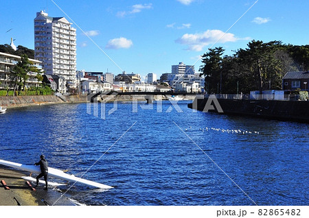 神奈川県藤沢市　山本橋付近片瀬の町並みと境川 82865482