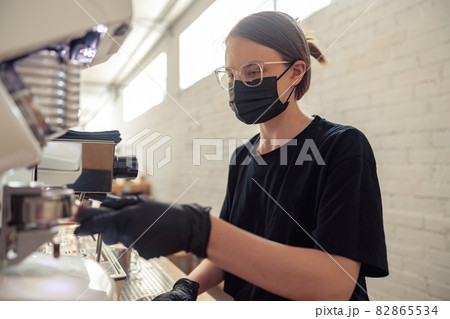 Professional barista is making fresh takeaway latte Professional barista is making fresh takeaway latte 82865534