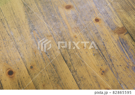 張替え前の劣化したフローリング 張替え前の劣化したフローリング 82865595