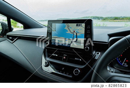 カーナビシステムを使って安全運転 82865823