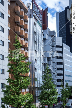 黒川紀章の設計した、ジャパニーズ メタボリズム建築として世界的に有名な新橋中銀カプセルタワービル 黒川紀章の設計した、ジャパニーズ メタボリズム建築として世界的に有名な新橋中銀カプセルタワービル 82865830