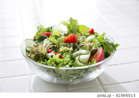 サラダを作るキッチンの主婦 サラダを作るキッチンの主婦 82866013
