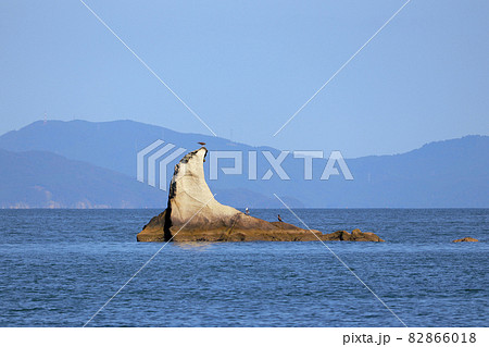 アシカ島。源田浜から見る奥松島の嵯峨渓にある奇岩の島。宮城県東松島市宮戸。 アシカ島。源田浜から見る奥松島の嵯峨渓にある奇岩の島。宮城県東松島市宮戸。 82866018