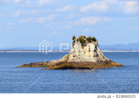 マンボウ島。奥松島の嵯峨渓にある奇岩の島。宮城県東松島市宮戸。 マンボウ島。奥松島の嵯峨渓にある奇岩の島。宮城県東松島市宮戸。 82866020