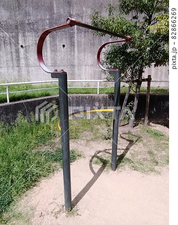 日本の公園の健康器具 ぶら下がり 懸垂の写真素材 日本の公園の健康器具 ぶら下がり 懸垂の写真素材