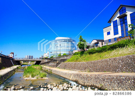 愛知県瀬戸市、瀬戸川と瀬戸市中心街の風景 愛知県瀬戸市、瀬戸川と瀬戸市中心街の風景 82866386