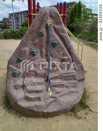 日本の公園の遊具　ボルダリング 82866398