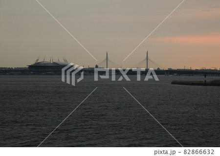 サンクトペテルブルグの朝焼けの港湾風景 82866632
