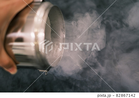 金属の容器から液体窒素をこぼす 82867142