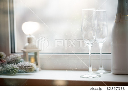 Empty crystal glasses 82867338