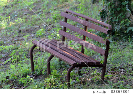 赤茶色に全体が錆びた古い鉄のベンチ 赤茶色に全体が錆びた古い鉄のベンチ 82867804