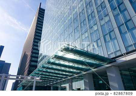 晴れ渡った朝、大崎駅西口エリアのオフィスビル群 82867809