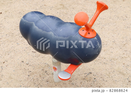 日本の公園の遊具 イモムシのロッキング遊具 紺色 日本の公園の遊具 イモムシのロッキング遊具 紺色 82868624