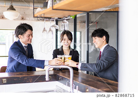 ビールで乾杯をするビジネスパーソン 82868715