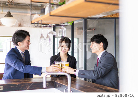 ビールで乾杯をするビジネスパーソン 82868716