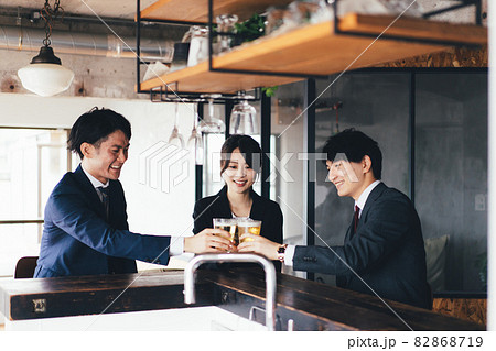 ビールで乾杯をするビジネスパーソン 82868719