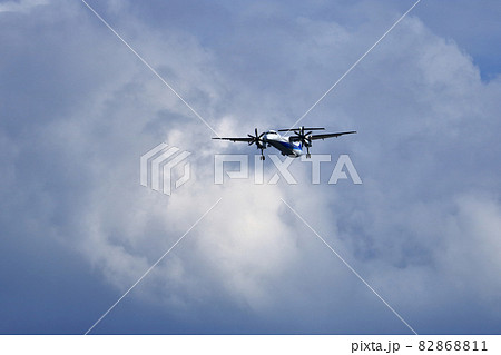 大阪国際空港 ANA ボンバルディア DHC8-Q400 プロペラ機 着陸態勢 千里川尻 大阪国際空港 ANA ボンバルディア DHC8-Q400 プロペラ機 着陸態勢 千里川尻 82868811