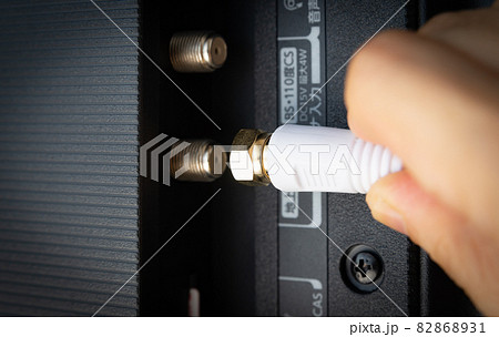 アンテナケーブルをテレビ背面に接続する　テレビ用アンテナ線　ストレートプラグ　F型 82868931