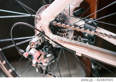 自転車のチェーン 82869565