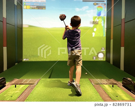 親子で屋内ゴルフを楽しむ休日 82869731