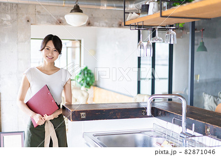 カフェで働く若い女性スタッフ 82871046