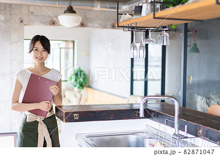 カフェで働く若い女性スタッフ 82871047