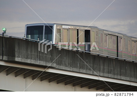 2021年10月7日発生の地震により脱線中の舎人ライナー 82871794