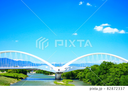 新緑の矢作川に架かる豊田大橋の風景 82872337