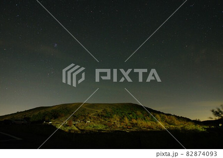吾妻小富士と満天の星空 吾妻小富士と満天の星空 82874093