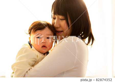 家族写真　8ヶ月の乳児　 82874352