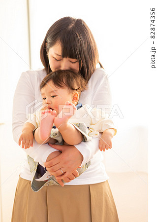 家族写真　8ヶ月の乳児　 82874356