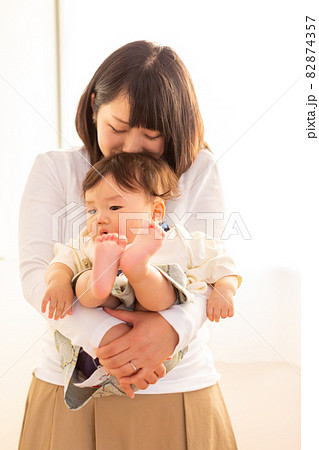 家族写真　8ヶ月の乳児　 82874357