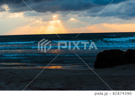 夕方の稲佐の浜に見える光芒 82874390