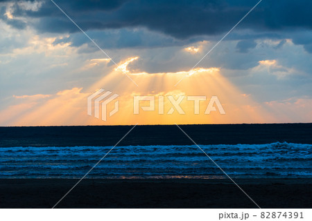 夕方の稲佐の浜に見える光芒 夕方の稲佐の浜に見える光芒 82874391