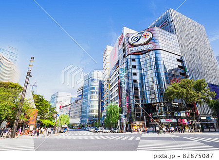 休日の銀座　数寄屋橋 82875087