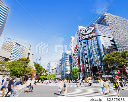 休日の銀座　数寄屋橋 82875088