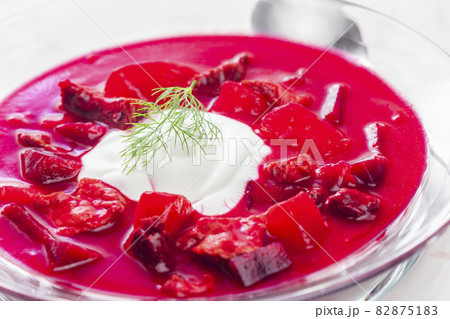 red beet soup wit sour cream 82875183