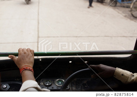 インド・アラハバード　オートリクシャーで移動 82875814