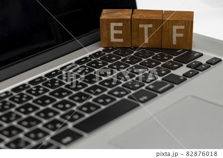 ノートパソコンとETF ブログ、アフェリエイト記事タイトル用 ノートパソコンとETF ブログ、アフェリエイト記事タイトル用 82876018
