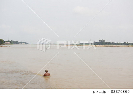 インド・ブッダガヤ 尼蓮禅河で沐浴する男性 インド・ブッダガヤ 尼蓮禅河で沐浴する男性 82876366