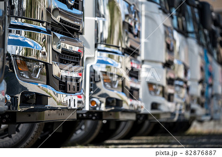 並んで置かれたトラック 並んで置かれたトラック 82876887