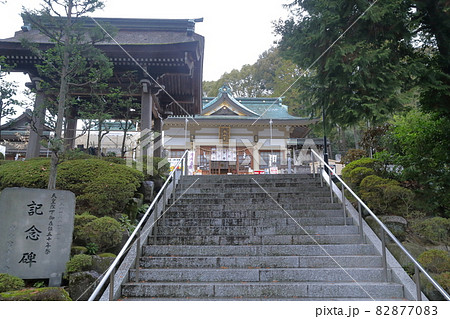 階段から見上げる神社（白山宮　愛知県日進市） 82877083