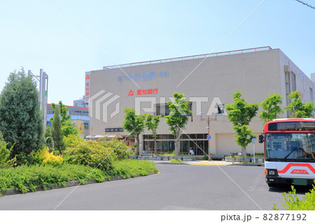 駅前のバスターミナル 82877192