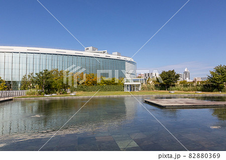 白山公園の空中庭園から見る新潟市民芸術文化会館 82880369