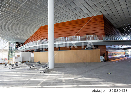 新潟市民芸術文化会館　ロビー 82880433