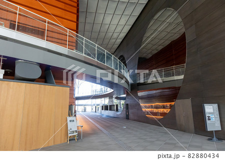 新潟市民芸術文化会館　ロビー 82880434