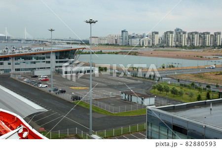 サンクトペテルブルク港のターミナル前の風景 サンクトペテルブルク港のターミナル前の風景 82880593