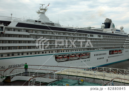 サンクトペテルブルク港に停泊中の大型クルーズ船 82880845